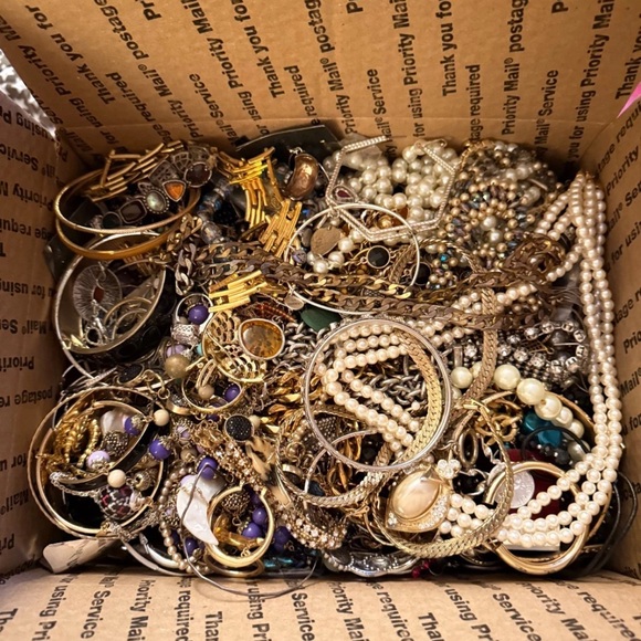 🌹 3 LB Curated Gold & Silver Jewelry Mystery Lot| Bulk Resellers Treasure Hunt - Picture 5 of 10